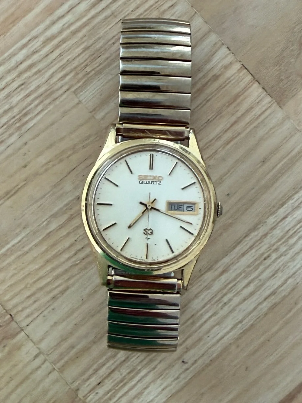 Seiko SQ Vintage Watch Gold Plated Bezel Case Stretch Bracelet Day Date